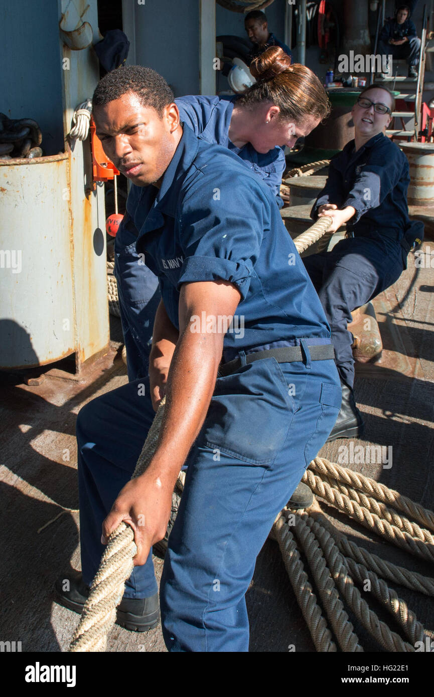 I marinai heave una linea di ormeggio a bordo del dock anfibio sbarco nave USS Germantown (LSD 42) come la nave arriva in spiaggia bianca, Okinawa. Germantown è parte di Peleliu anfibio gruppo pronto, comandato da Capt. Heidi Agle, e sta conducendo le forze congiunte di esercizi in U.S. 7 flotta area di responsabilità. (U.S. Foto di Marina di Massa lo specialista di comunicazione 2a classe Amanda R. Gray/RILASCIATO) USS Germantown 141021-N-UD469-059 Foto Stock