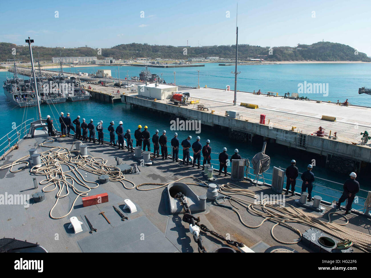 I marinai uomo le rotaie a bordo del dock anfibio sbarco nave USS Germantown (LSD 42) come la nave parte bianca, di Okinawa. Germantown è parte di Peleliu anfibio gruppo pronto (#PELARG14), comandato da Capt. Heidi Agle, e sta conducendo le forze congiunte di esercizi in U.S. 7 flotta area di responsabilità. (U.S. Foto di Marina di Massa lo specialista di comunicazione 2a classe Amanda R. Gray/RILASCIATO) USS Germantown 141022-N-UD469-096 Foto Stock