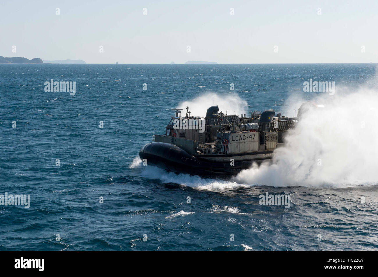 Landing Craft Air Cushion (LCAC) 47, assegnato alla spiaggia navale unità (NBU) 7, si diparte la ben coperta del dock anfibio sbarco nave USS Germantown (LSD 42). Germantown è parte di Peleliu anfibio gruppo pronto (#PELARG14), comandato da Capt. Heidi Agle, e sta conducendo le forze congiunte di esercizi in U.S. 7 flotta area di responsabilità. (U.S. Foto di Marina di Massa lo specialista di comunicazione 2a classe Amanda R. Gray/RILASCIATO) USS Germantown 141023-N-UD469-054 Foto Stock