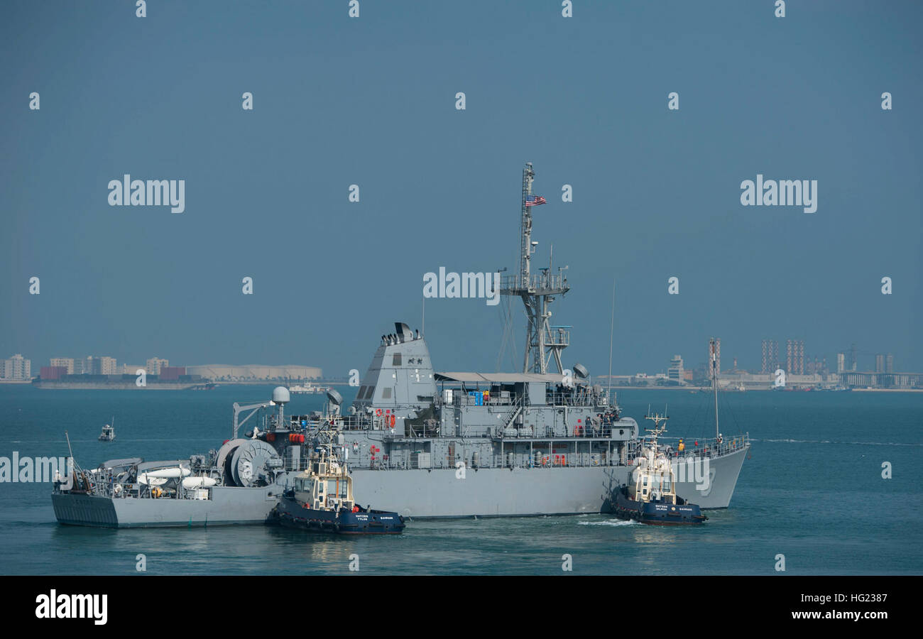 141126-N-OT964-395 NAVALE ATTIVITÀ DI SUPPORTO BAHRAIN (nov. 26, 2014) La miniera contromisure nave USS Sentry (MCM 3) prende il via in Bahrain. (U.S. Foto di Marina di Massa lo specialista di comunicazione 2a classe Martin L. Carey/RILASCIATO) USS Sentry (MCM-3) al supporto navale attività Bahrain nel novembre 2014 Foto Stock