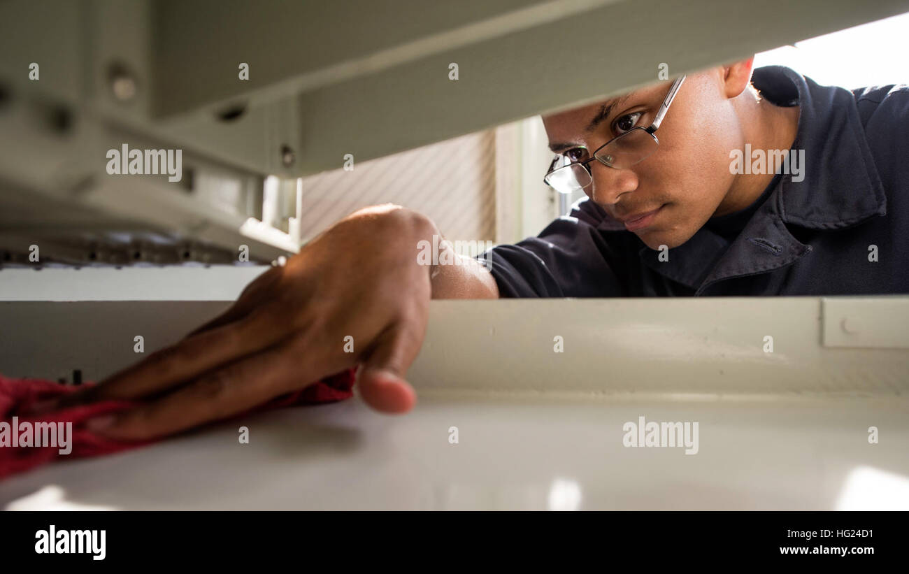 150212-N-KE519-006 OCEANO PACIFICO (feb. 12, 2015) - Cryptologic tecnico (Tecnico) marinaio apprendista Nicholas Gordon esegue la manutenzione di routine su SLQ-32 sistema radar a bordo della distribuito San Antonio-classe dock anfibio sbarco nave USS Green Bay (LPD 20). Green Bay è la sostituzione del smantellata Austin-classe di trasporto anfibio dock nave USS Denver (LPD 9), precedentemente distribuita a Sasebo, e rafforzerà la presenza anfibio NEGLI STATI UNITI 7 flotta come parte degli Stati Uniti La marina di piano a lunga portata per inviare le più avanzate e in grado di unità per la regione Asia Pacifico. (U.S. Foto Stock