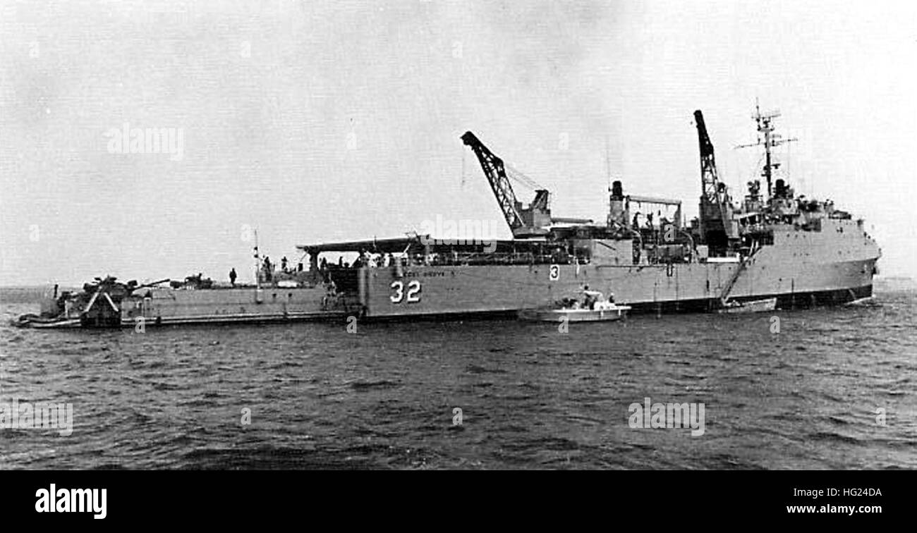 USS Spiegel Grove (LSD-32) con landing craft nel 1971 Foto Stock