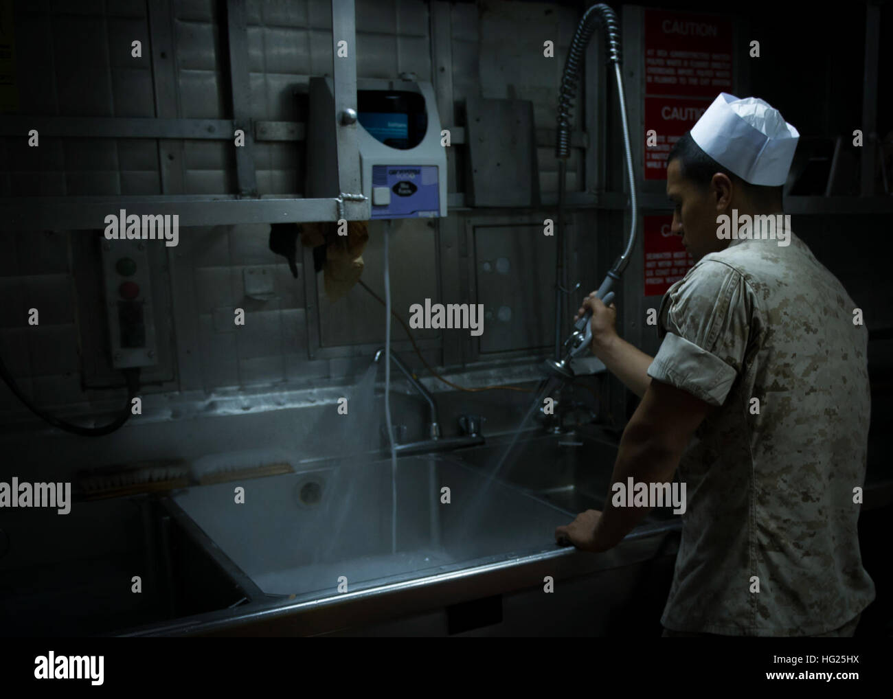 Oceano Pacifico (18 marzo 2015) Marine Cpl. Daniel Livas del XV Marine Expeditionary Unit (MEU) riempie una bacinella con acqua in preparazione al pranzo di lavaggio stoviglie in scullery di wasp-classe assalto anfibio nave USS Essex (LHD 2). L'Essex è in corso che partecipano a una formazione composita dell'Unità Esercizio (COMPTUEX) con l'Essex anfibio gruppo pronto (ARG), che è composta di squadrone anfibio (PHIBRON) tre e il XV MEU. (U.S. Foto di Marina di Massa lo specialista di comunicazione 2a classe Sean P. Gallagher/RILASCIATO) USS Essex azione 150318-N-FB203-378 Foto Stock