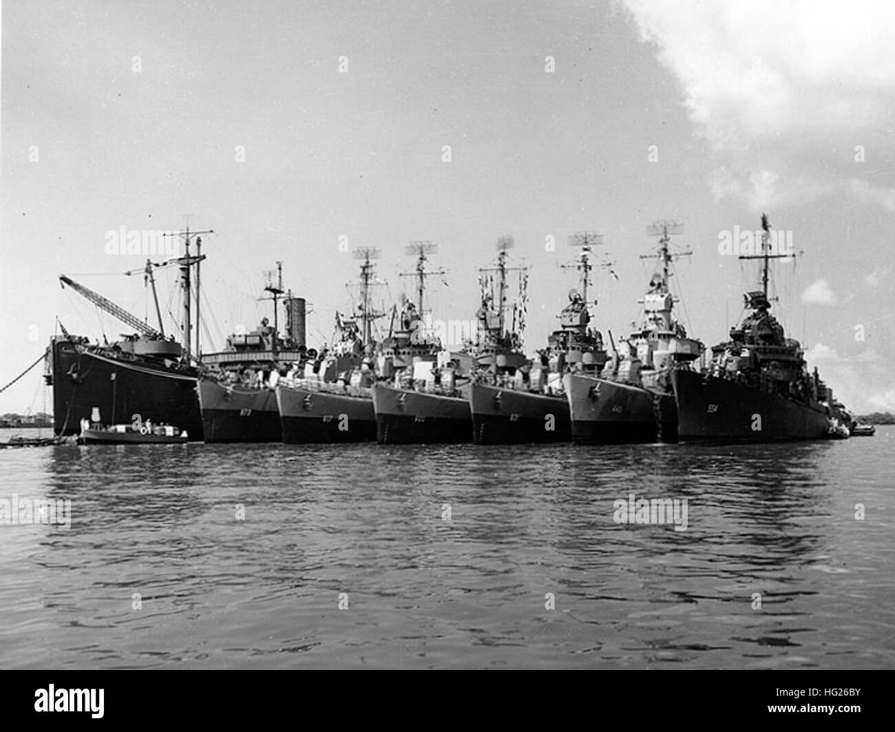 (AD-9) con sei cacciatorpediniere a fianco, probabilmente a Pearl Harbor, Hawaii, nel luglio 1945. Il cacciatorpediniere sono (da sinistra a destra): USS Hawkins (DD-873); USS Ordronaux (DD-617); USS Boyle (DD-600); USS Champlin (DD-601); USS Swanson (DD-443); e USS Franchi (DD-554). Ufficiale DEGLI STATI UNITI Fotografia della marina militare, ora nelle collezioni di archivi nazionali. USS Black Hawk (AD-9) con cacciatorpediniere nel luglio 1945 Foto Stock