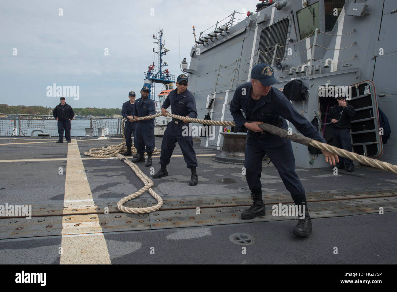 150509-N-ZE250-016 Gdynia, Polonia (9 maggio 2015) marinai a singola linea fino a bordo della USS Jason Dunham (DDG 109) mentre allontanarsi Gdynia, Polonia, 9 maggio 2015. Jason Dunham, un Arleigh Burke-class guidato-missile distruttore, homeported in Norfolk, sta conducendo operazioni navali negli Stati Uniti Sesta flotta area di operazioni a sostegno degli Stati Uniti per gli interessi di sicurezza nazionali in Europa. (U.S. Foto di Marina di Massa lo specialista di comunicazione di terza classe Weston Jones/RILASCIATO) USS Jason Dunham 150509-N-ZE250-016 Foto Stock
