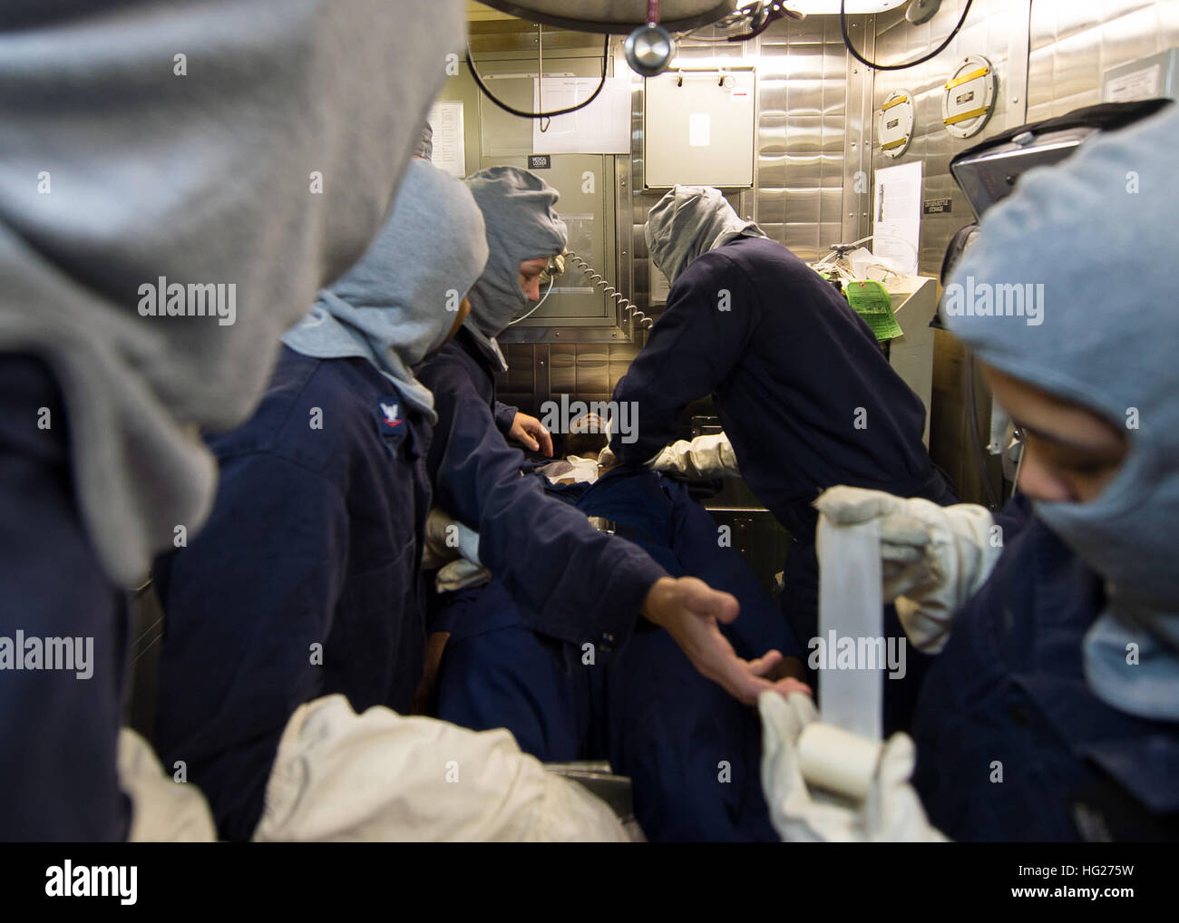 150509-N-FQ994-056 MARE MEDITERRANEO (9 maggio 2015) Informazioni Tecnico dei sistemi di seconda classe Kevin Mitchell, da Chicago, centro riceve simulato di primo aiuto durante un quartier generale esercitazione a bordo della USS Ross (DDG 71) 9 maggio 2015. Ross, un Arleigh Burke-class guidato-missile distruttore, distribuita a Rota, Spagna, sta conducendo operazioni navali negli Stati Uniti Sesta flotta area di operazioni a sostegno degli Stati Uniti per gli interessi di sicurezza nazionali in Europa. (U.S. Foto di Marina di Massa lo specialista di comunicazione di terza classe Robert S. Prezzo/RILASCIATO) USS Ross 150509-N-FQ994-056 Foto Stock