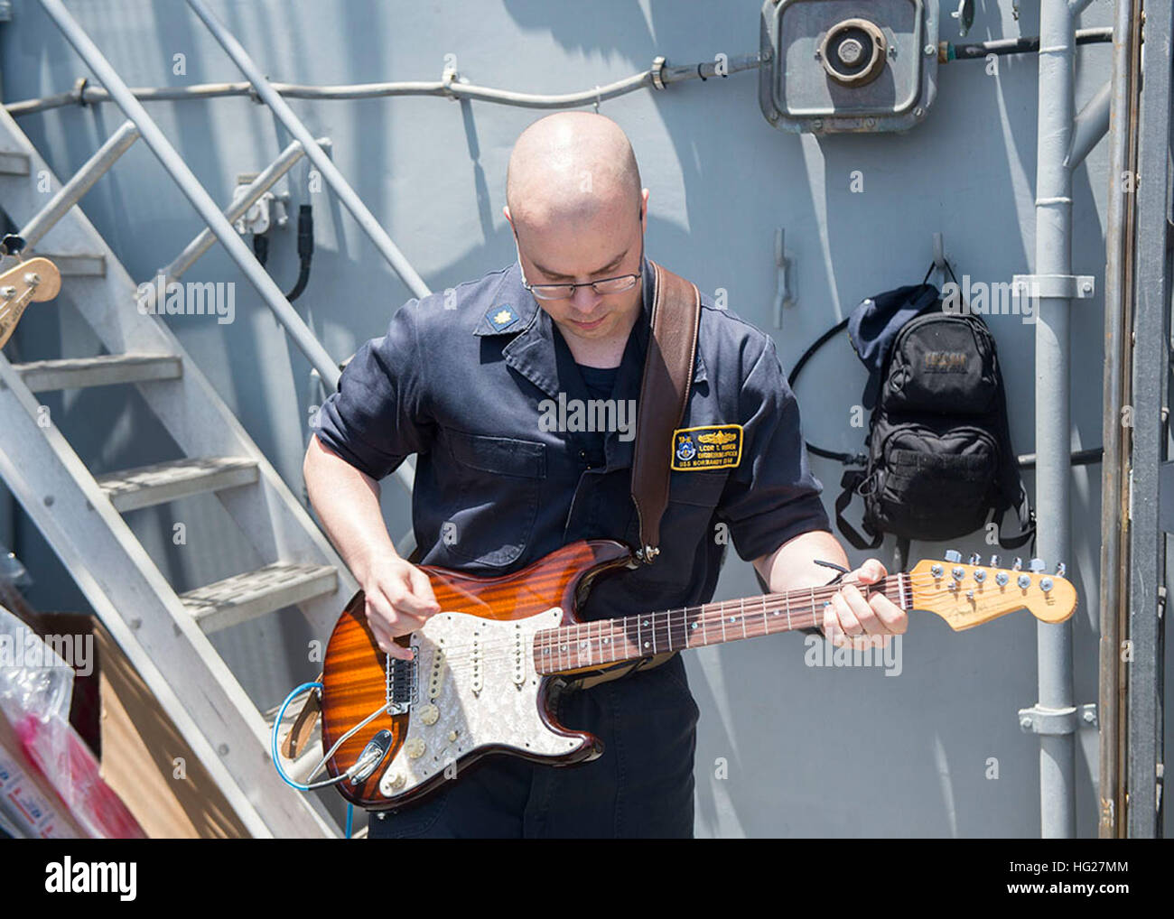 150527-N-ZY039-061 U.S. 5TH FLOTTA AREA DI OPERAZIONI (27 maggio 2015) -Lt. La Cmdr. Timothy Reeder, da Annapolis, Maryl., esegue un brano di disinnesto a bordo guidato-missili cruiser USS Normandia (CG 60) durante un rifornimento in mare con la forza militare di comando Sealift fast combattere la nave appoggio USNS Arctic (T-AOE 8). La Normandia è distribuito negli Stati Uniti Quinta Flotta area di operazioni come parte di Theodore Roosevelt Carrier Strike gruppo supporto di funzionamento inerenti risolvere, colpire le operazioni in Iraq e Siria come diretto, conducendo le operazioni di sicurezza marittima e di teatro di sicurezza gli sforzi di cooperazione in Foto Stock