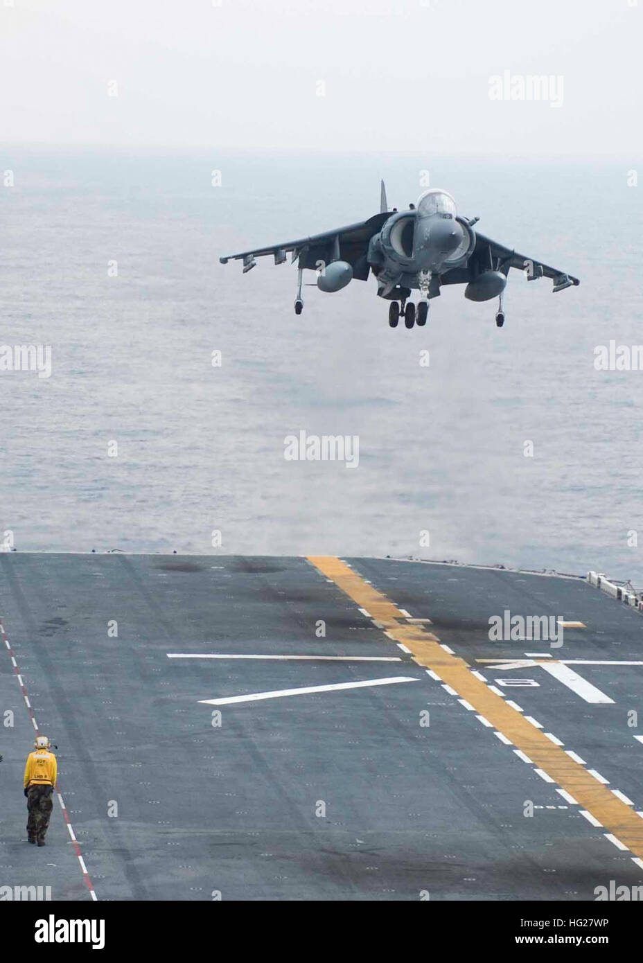 150604-N-DQ503-083Mar Cinese Orientale (Giugno 4, 2015) - Un AV-8B Harrier jet, assegnato al Marine squadrone di attacco (VMA) 311, posiziona il puntatore del mouse sul ponte di volo a bordo della distribuito Amphibious Assault nave USS Bonhomme Richard. Bonhomme Richard è la nave di piombo del Bonhomme Richard anfibio gruppo pronto (BHRARG), compreso di USS Green Bay (LPD 20), USS Ashland (LSD 48) e avviato il 31 Marine Expeditionary Unit (31 MEU), assegnato per gli Stati Uniti 7 flotta area di operazioni il supporto di sicurezza e stabilità nella Indo-Asia-regione del Pacifico. (U.S. Foto di Marina di Massa Specialista comunicazione 3° Cla Foto Stock