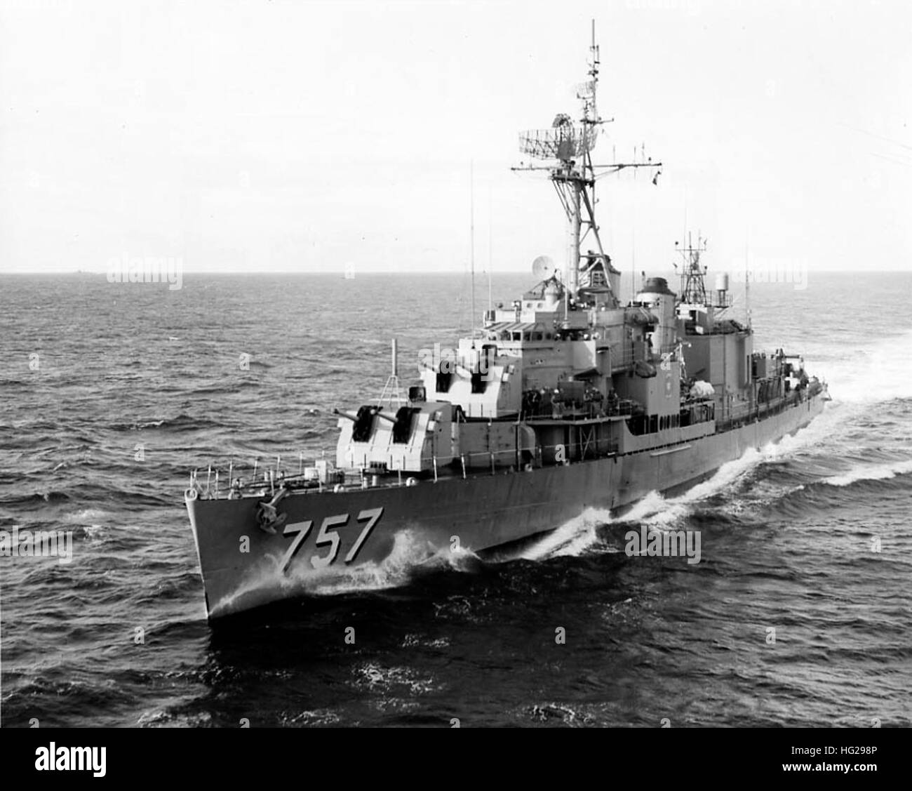 USS Putnam (DD-757) prossimi al fianco di USS Lake Champlain (CV-39) per il rifornimento di carburante in mare, 12 ottobre 1964. Fotografo: Un Darrell L. Johnson. Ufficiale DEGLI STATI UNITI Fotografia della marina, dalle collezioni della storia navale e patrimonio comando. USS Putnam (DD-757) in corso nel mese di ottobre 1964 Foto Stock