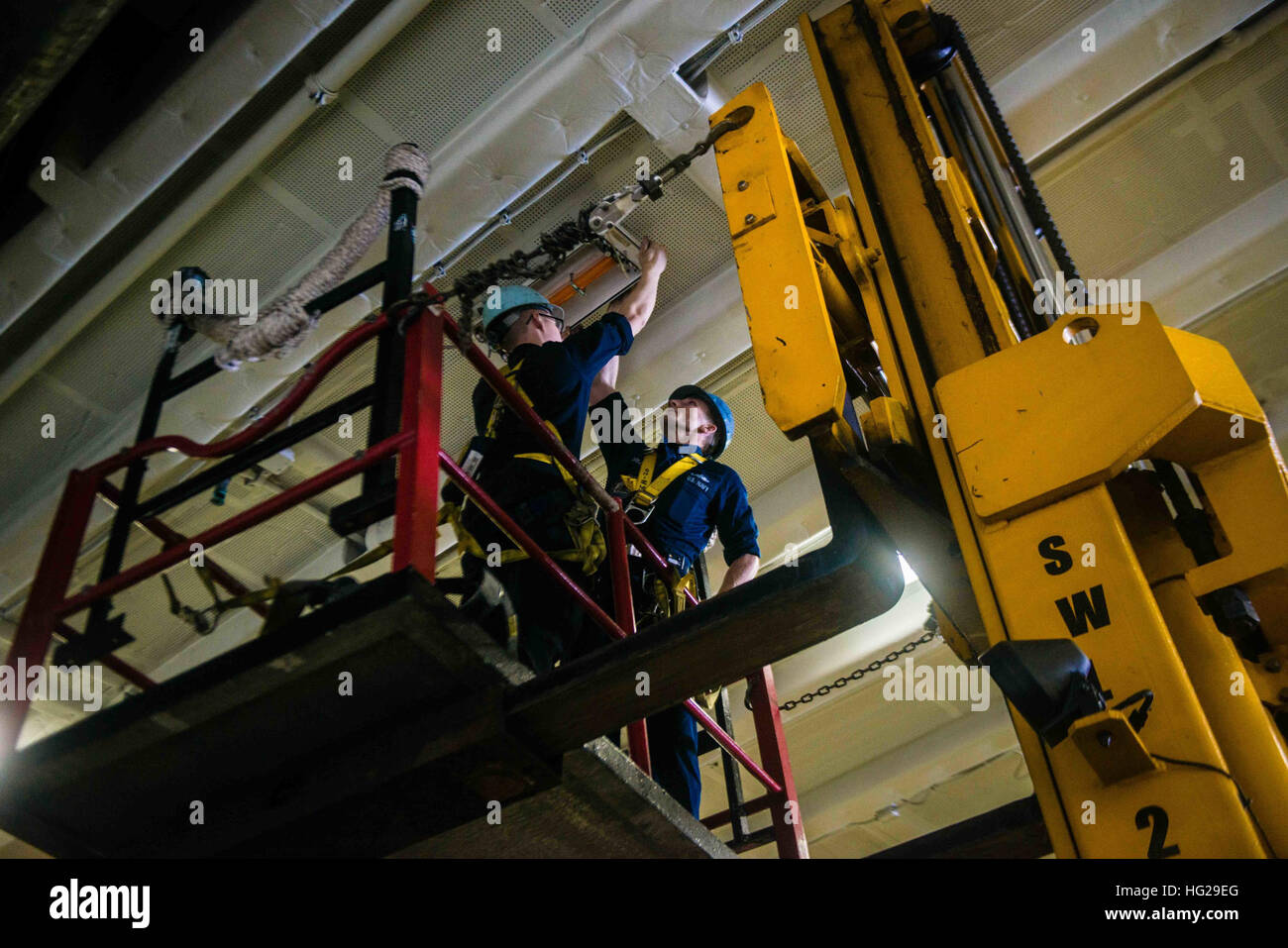 150824-N-DA-737-036 OCEANO PACIFICO (Agosto 24, 2015) - Da elettricista, Mate Fireman Richard Mueller, da Marysville, nello Stato di Washington, e da elettricista, Mate 2a classe Giordania Miller, dalla forcella di spagnolo, Utah, collegare un apparecchio di illuminazione in un hangar bay a bordo del USS John C. Stennis (CVN 74). I marinai da John C. Stennis Strike gruppo sono sottoposti a formazione composita dell'Unità Esercizio e Joint Task Force Esercizio (COMPTUEX/JTFEX), la fase finale nella certificazione di distribuire. (U.S. Foto di Marina di Massa lo specialista di comunicazione di terza classe Jonathan Jiang / rilasciato) USS John C. Stennis 150824 operazioni-N-DA-737-036 Foto Stock