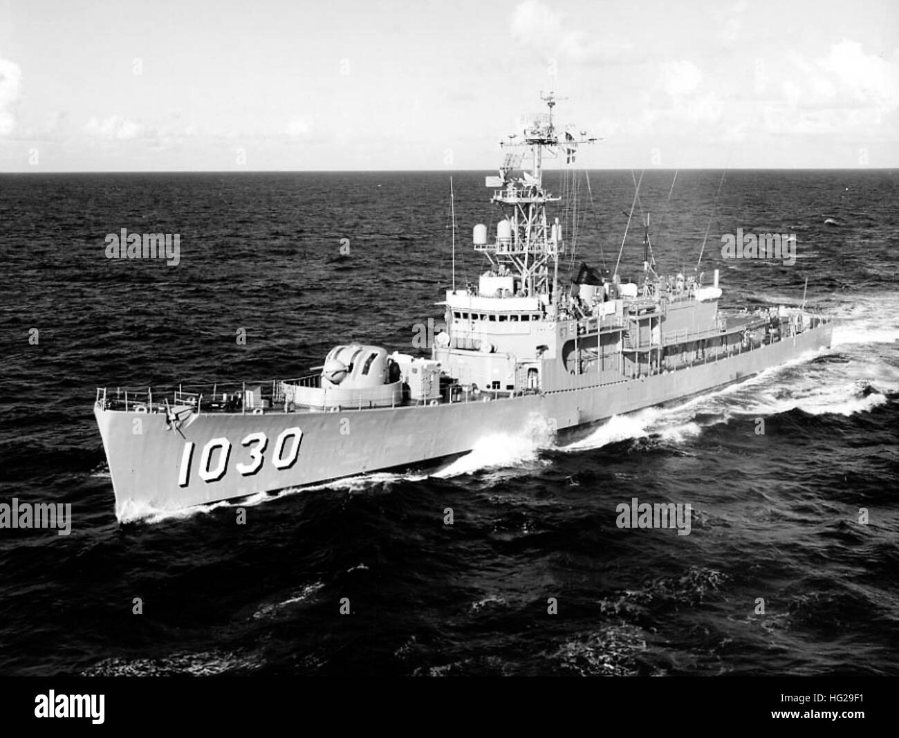 USS Joseph K. Taussig (DE-1030) in corso nel Mar Mediterraneo il 16 settembre 1970. Fotografo: PH3 J. Terry, di USS John F. Kennedy (CVA-67). Ufficiale DEGLI STATI UNITI Fotografia della marina, dalle collezioni della storia navale e patrimonio comando. USS Joseph K. Taussig (DE-1030) in corso nel Mar Mediterraneo su 16 Settembre 1970 Foto Stock