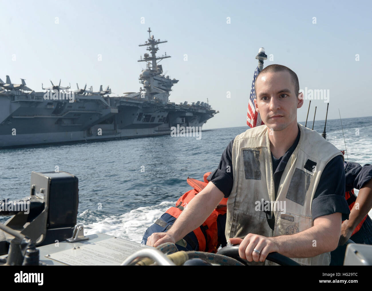 150920-N-VH385-108 GOLFO ARABICO (sett. 20, 2015) - Il traffico aereo Controlman 2a classe Todd Cavell aziona la portaerei USS Theodore Roosevelt rigida-scafo gommone prima della sua reenlistment. Theodore Roosevelt è distribuito negli Stati Uniti Quinta Flotta area di operazioni di supporto inerente operazione di risolvere, colpire le operazioni in Iraq e Siria come diretto, le operazioni di sicurezza marittima e di protezione del teatro le iniziative di cooperazione nella regione. (U.S. Foto di Marina di Massa lo specialista di comunicazione di terza classe Wyatt Anthony /rilasciato) USS Theodore Roosevelt 150920 operazioni-N-VH385-108 Foto Stock