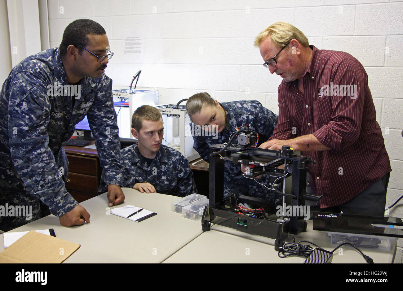 I marinai a bordo della USS Kearsarge (LHD 3) partecipano a una sessione di formazione di un giorno utilizzando una stampante Invent3D presso il Fabrication Lab MARMC di Norfolk, Virginia, dimostrando capacità di produzione additiva e sviluppo di competenze tecniche per le operazioni di manutenzione e riparazione. Foto Stock