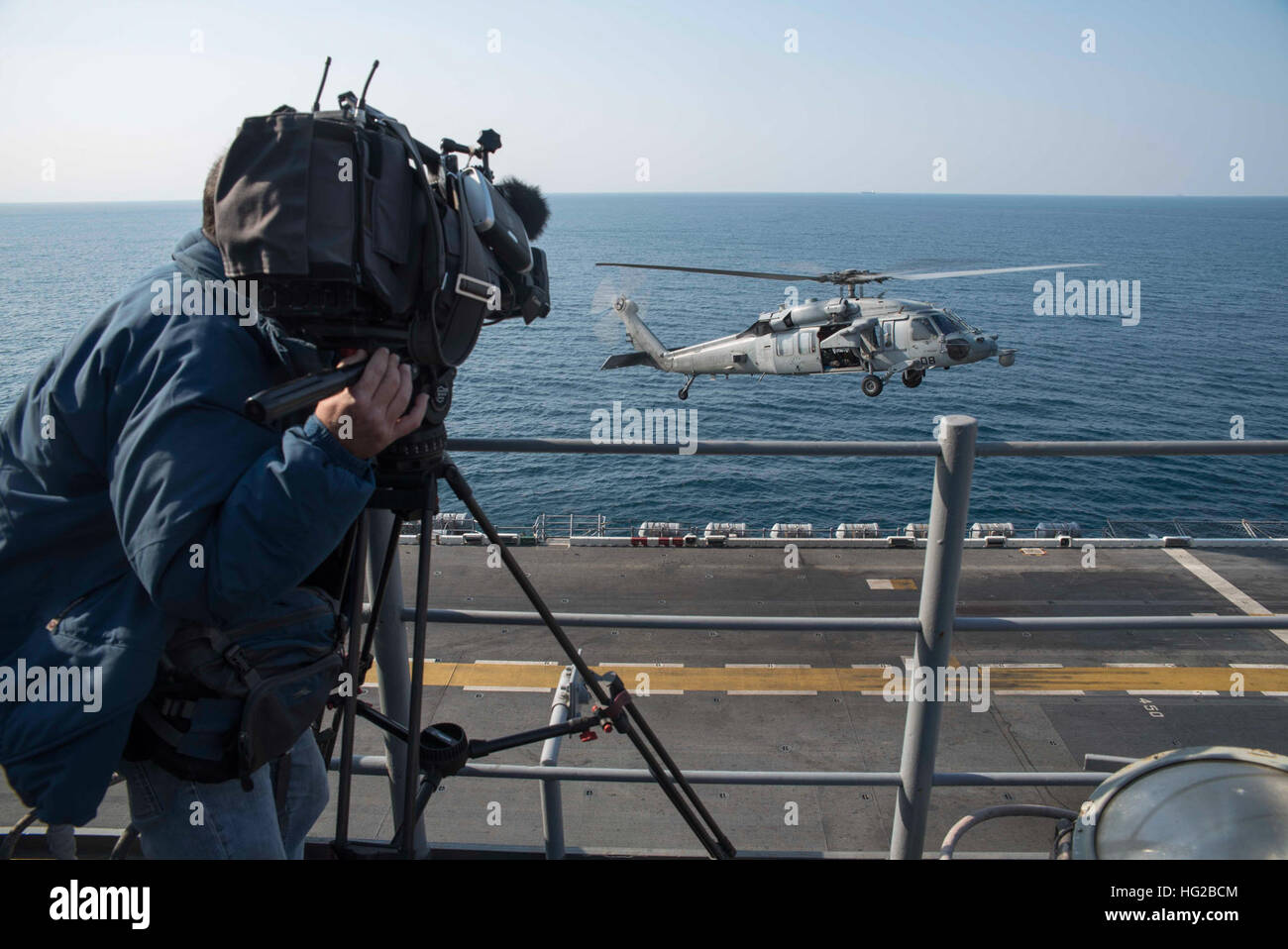 160312-N-RU971-051 EST DEL MARE (12 marzo 2016) - ai rappresentanti dei media di film una MH-60S Sea Hawk elicottero atterraggio sul ponte di volo di assalto anfibio nave USS Bonhomme Richard (LHD 6). Bonhomme Richard è il prodotto di punta della Bonhomme Richard Expeditionary Strike gruppo e partecipa a Ssang Yong 16, una biennale combinato esercizio anfibio condotto da avanti-distribuito le forze degli Stati Uniti con la Repubblica di Corea Navy e Marine Corps, Esercito Australiano e Royal New Zealand forze militari al fine di rafforzare la nostra interoperabilità e i rapporti di lavoro in una vasta gamma di opera militare Foto Stock