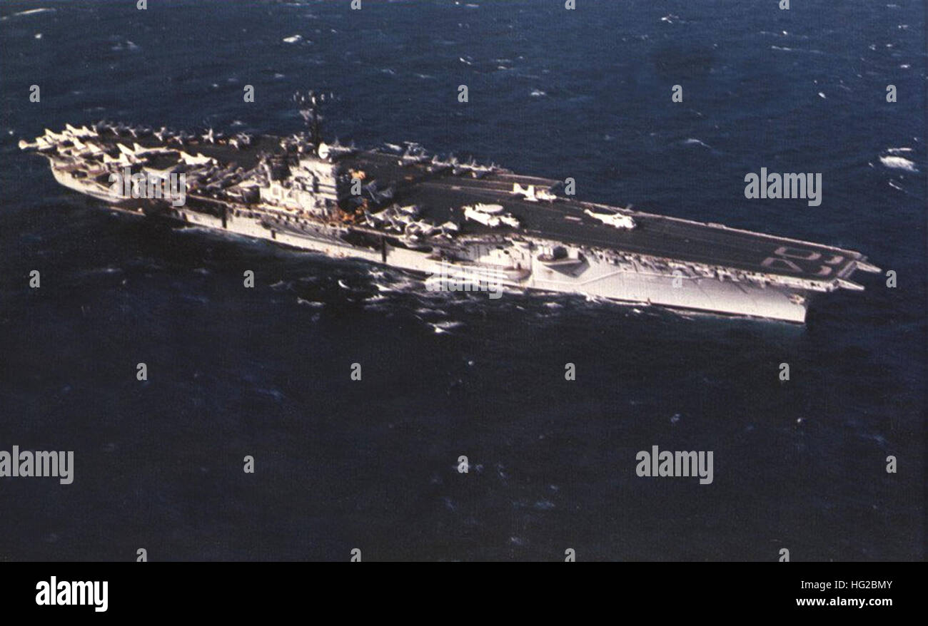 USS Indipendenza (CV-62) in corso in mare c1973 Foto Stock