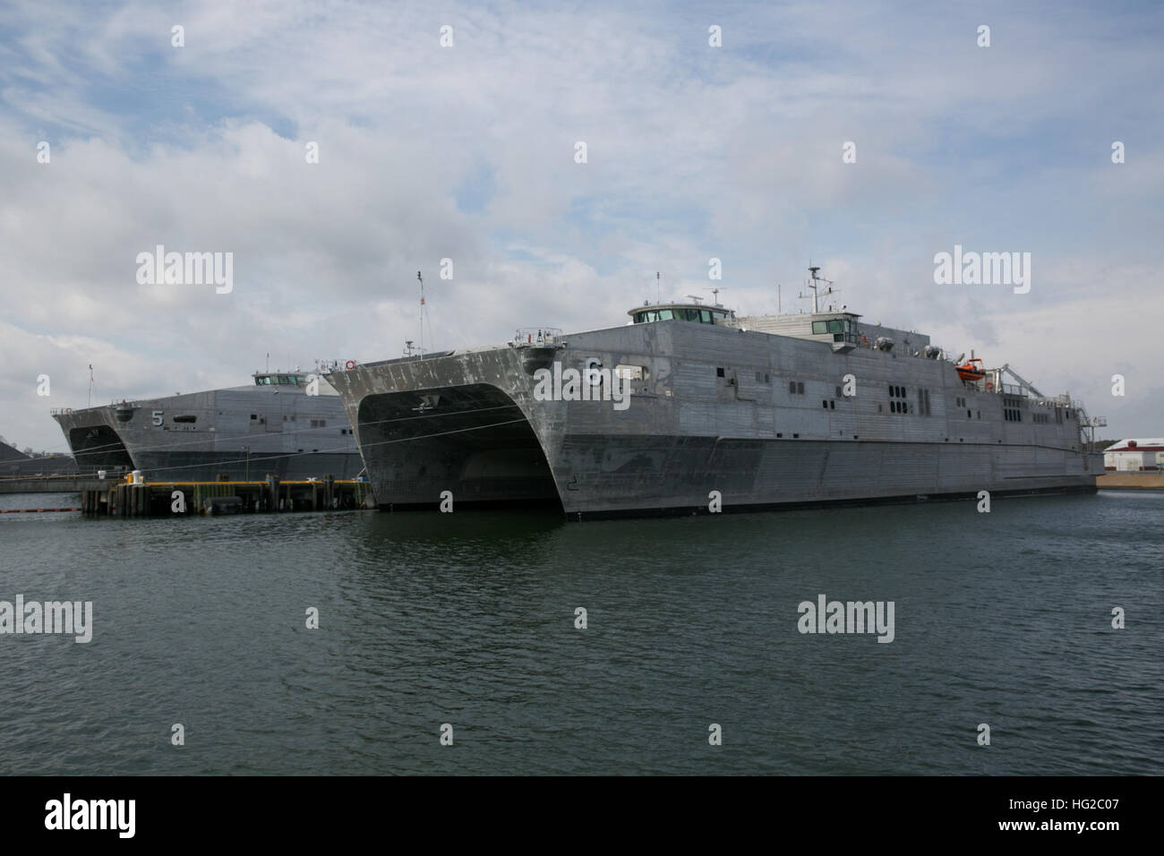 VIRGINIA Beach, Virginia - (apr. 22, 2016) Expeditionary Fast navi da trasporto, USNS Trenton (T-EPF 5) e USNS Brunswick (T-EPF 6) ormeggiati in corrispondenza della giunzione base Expeditionary poco Creek-Fort Storia. (U.S. Navy Foto di Brian Suriani/RILASCIATO) USNS Trenton (T-EPF-5) e USNS Brunswick (T-EPF-6) ormeggiato a JEB poco Creek-Fort storia il 22 aprile 2016 Foto Stock
