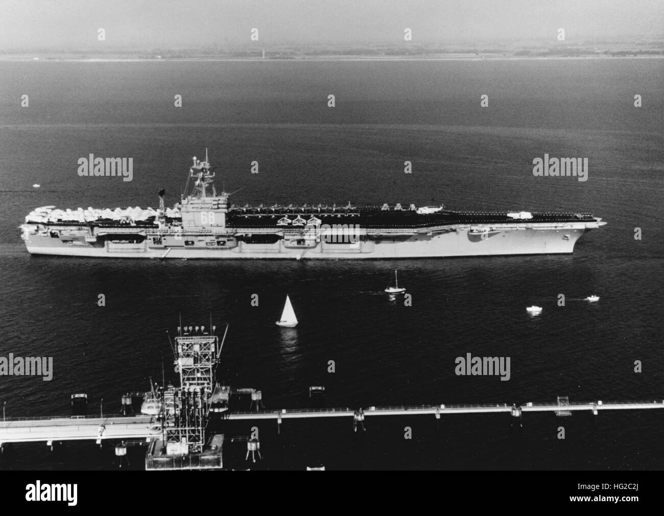 USS Nimitz (CVN-68) a Wilhelmshaven (Germania) il 27 agosto 1975 Foto Stock