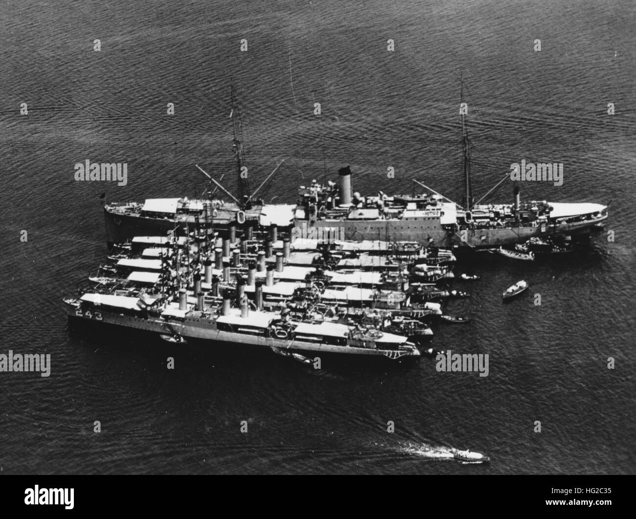 USS Vestal (AR-4) con sei cacciatorpediniere accanto c1928 Foto Stock