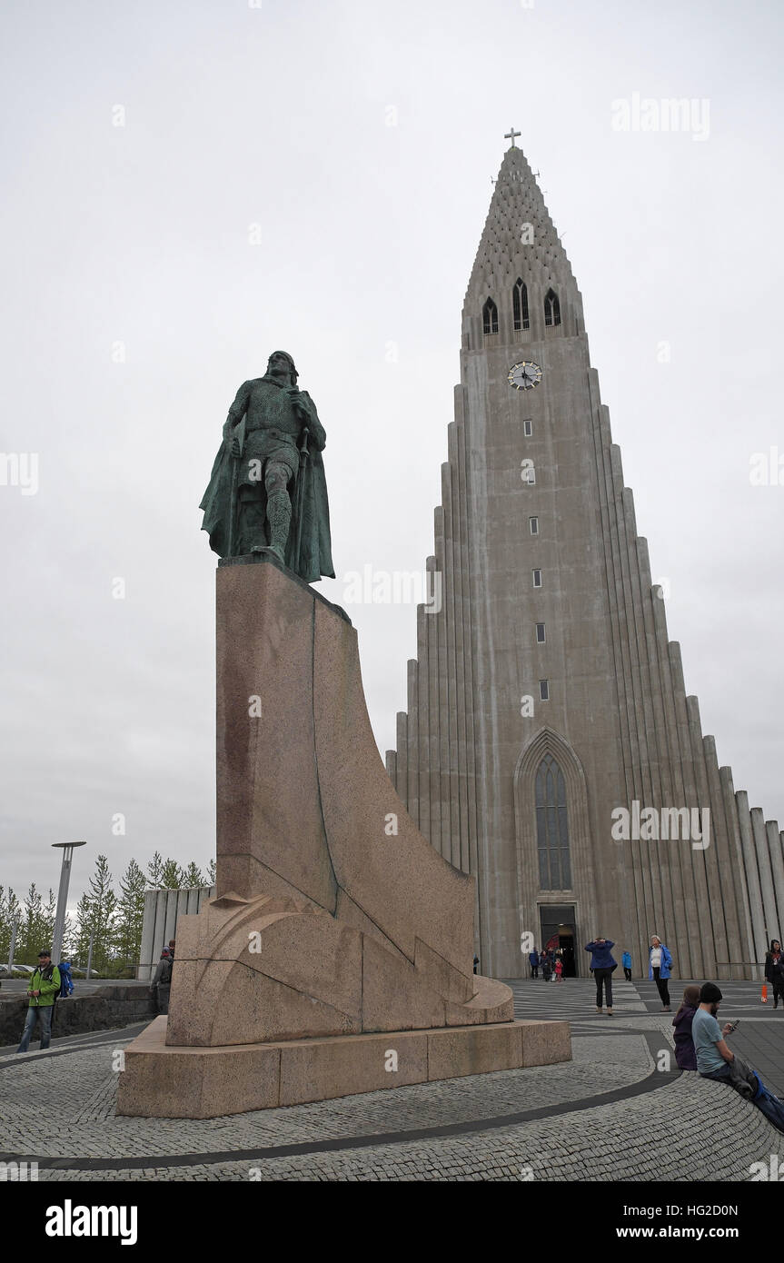 Statua di Leifur Eiriksson con Hallgrimskirkja oltre, Reykjavik, Islanda. Foto Stock