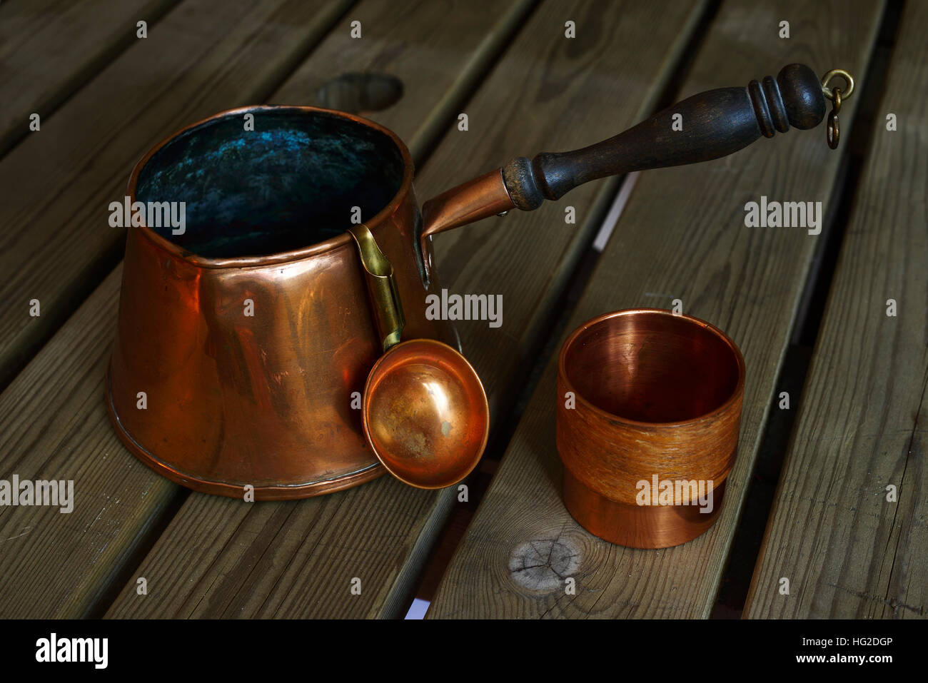 Set di pentole in rame caffè sul tavolo in legno Foto Stock