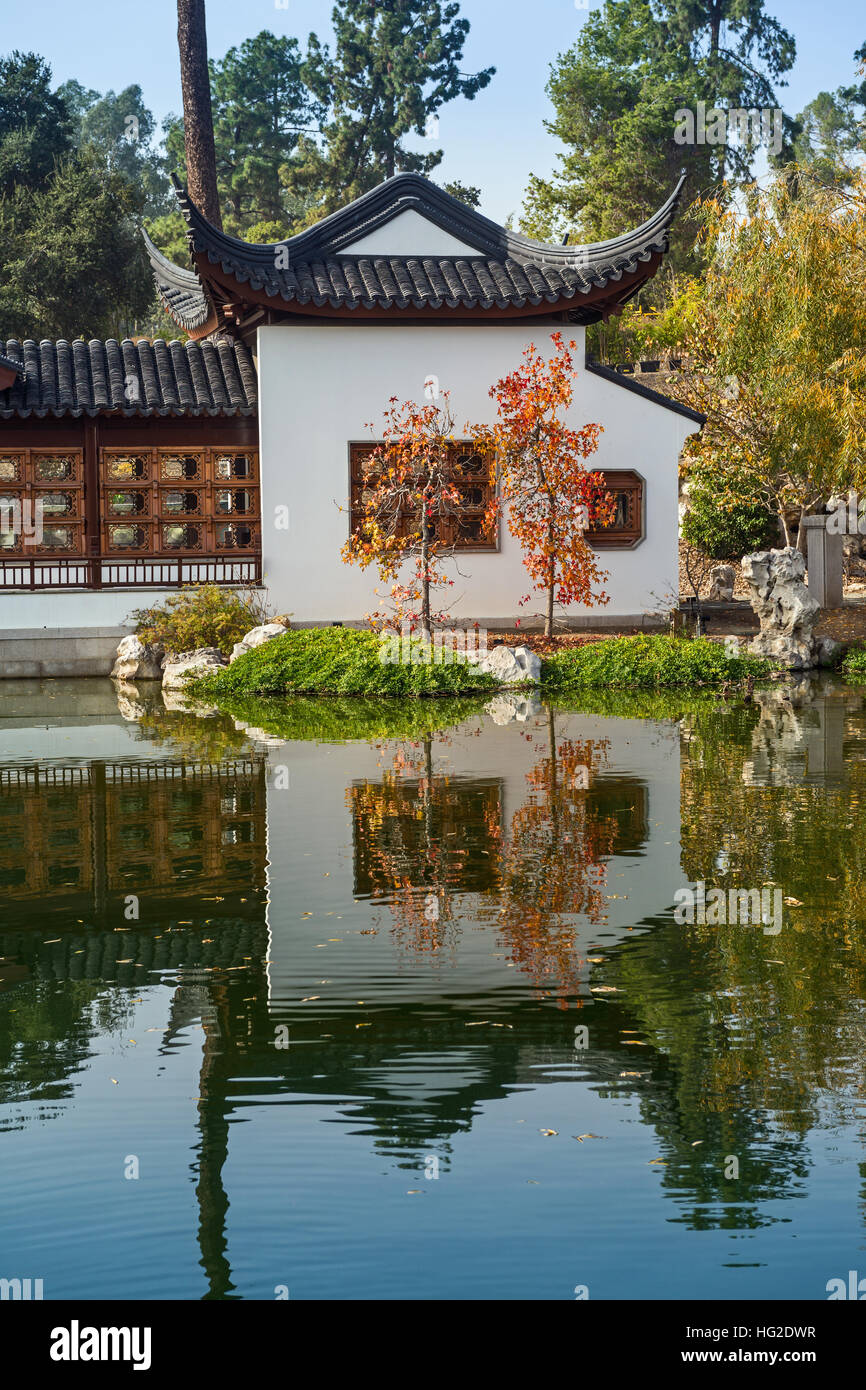 Ispirato dalla secolare tradizione cinese di giardini privati progettati per gli inseguimenti accademici, Liu Fang Yuan, o il giardino di un flusso di profumo, Foto Stock