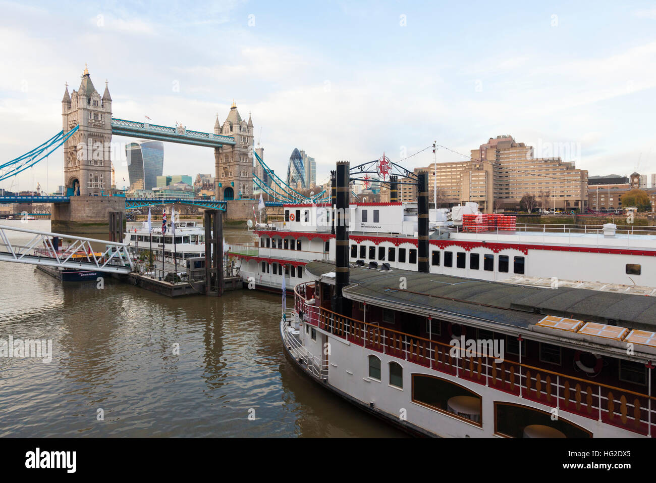 Thames barche da diporto ormeggiate verso il basso flusso di Tower Bridge, London, Regno Unito Foto Stock