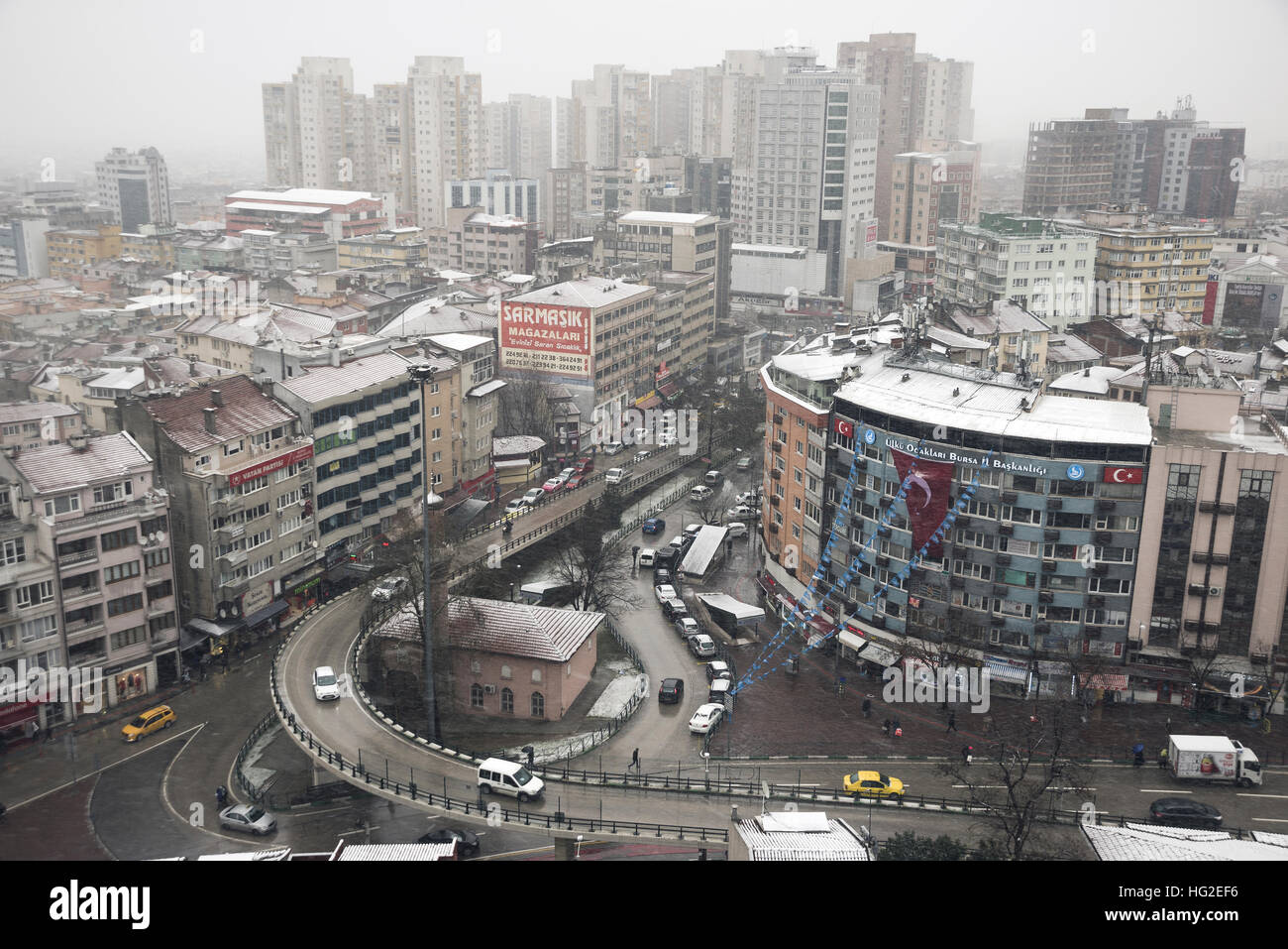 Bursa - Turchia - Dicembre 30, 2016: Bursa city scape da Osman gazi Orhan gazi tomba in inverno. Foto Stock