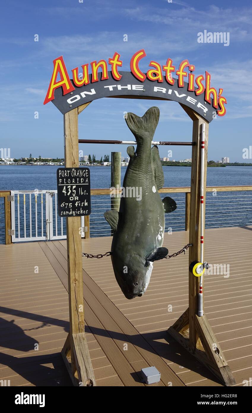 Trofeo pesce si blocca sul pontile a zia Catfish, una famosa Port Orange, Florida, ristorante sul fiume Halifax Foto Stock
