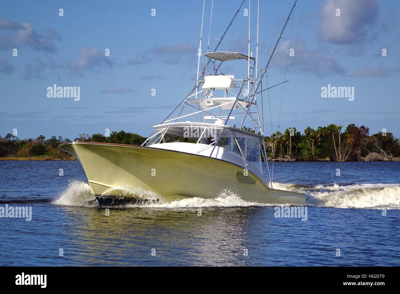 La pesca in barca sul fiume Halifax, Florida Foto Stock