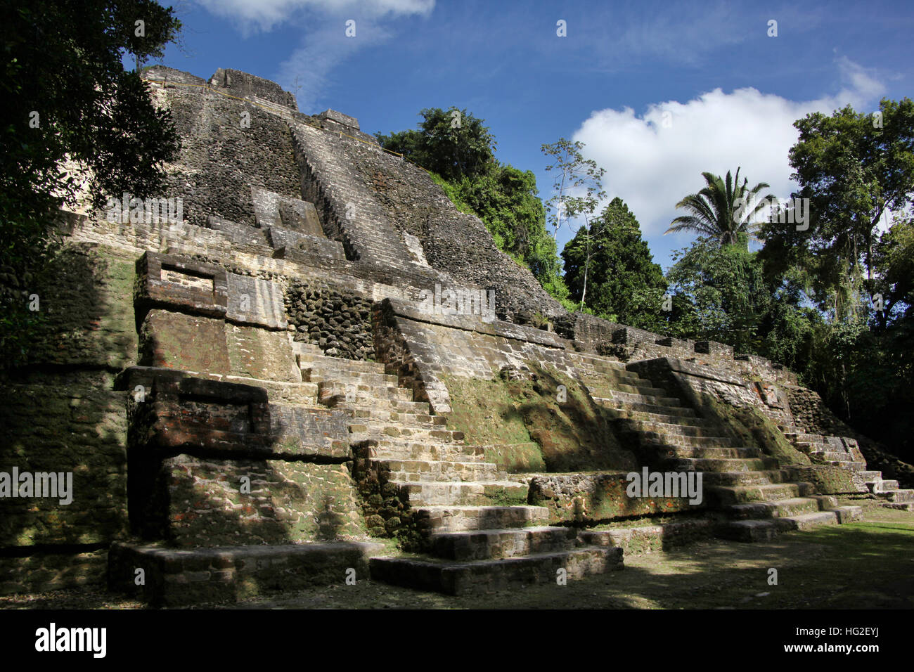 Il tempio alto di Lamanai, è un Mesoamerican sito archeologico, e una volta era una delle principali città della civiltà Maya, che si trova nel nord del Belize Foto Stock