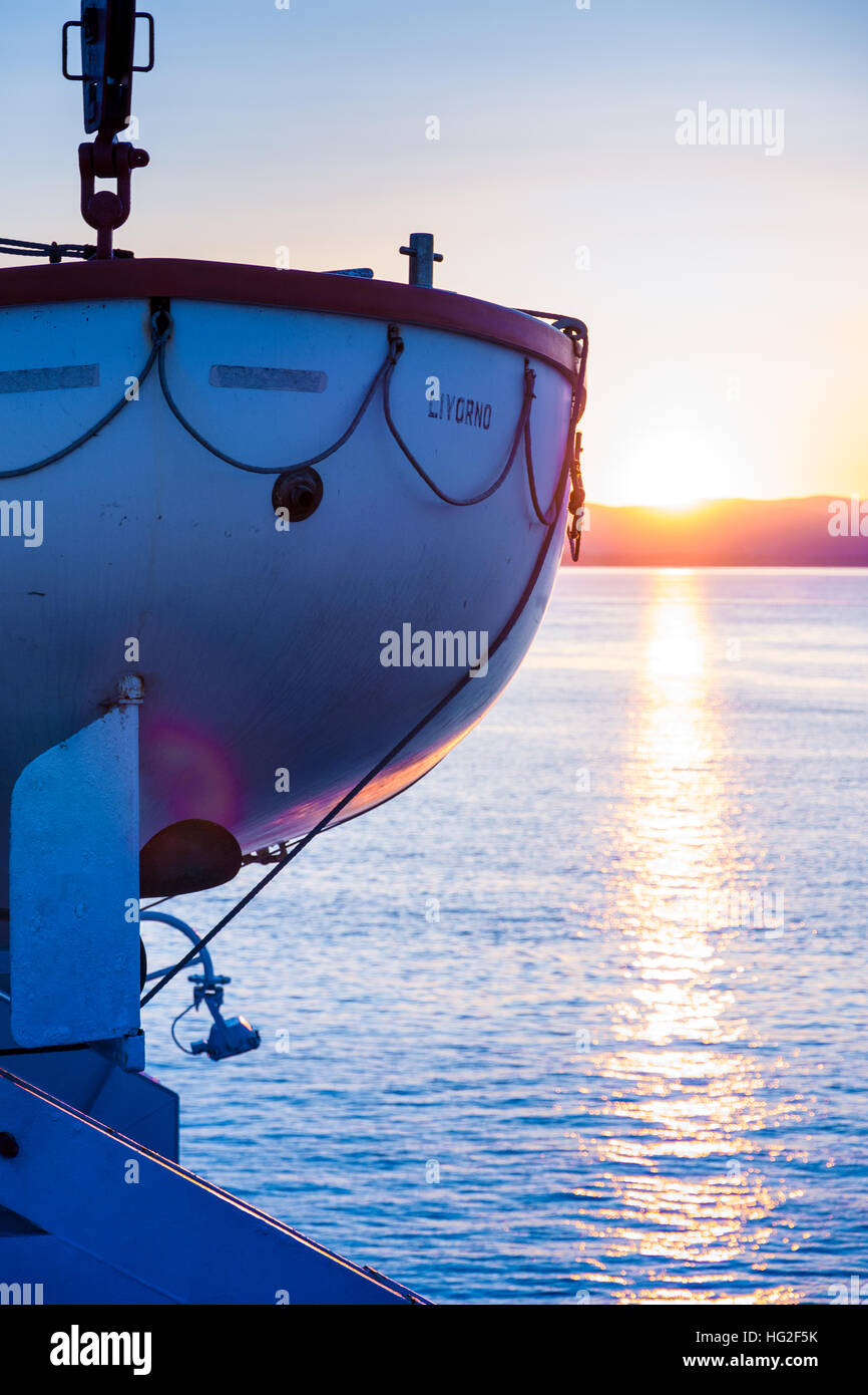 Canale di Piombino incrocio con ferry boat in estate Foto Stock