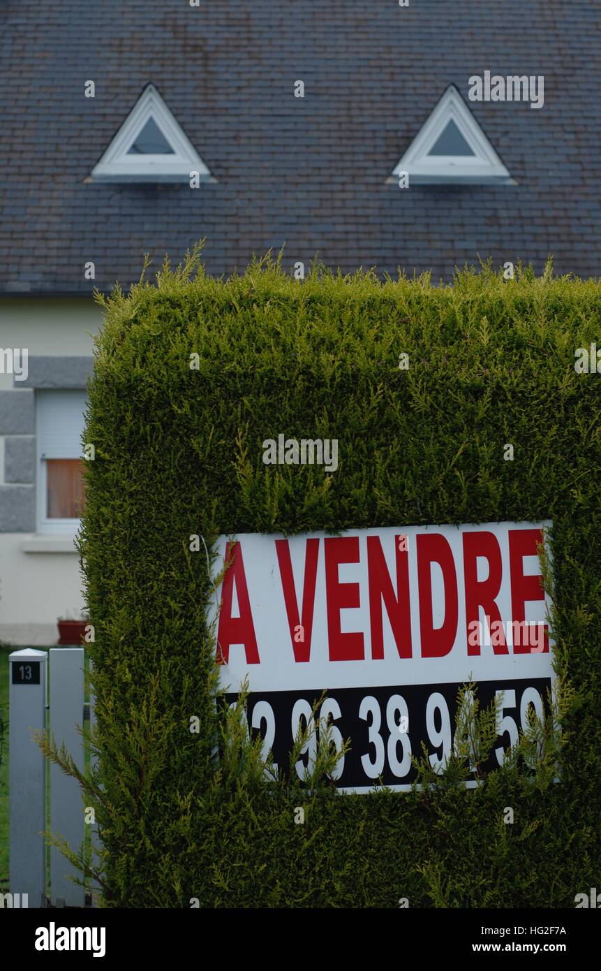 A vendre in vendita segno su una casa francese Foto Stock