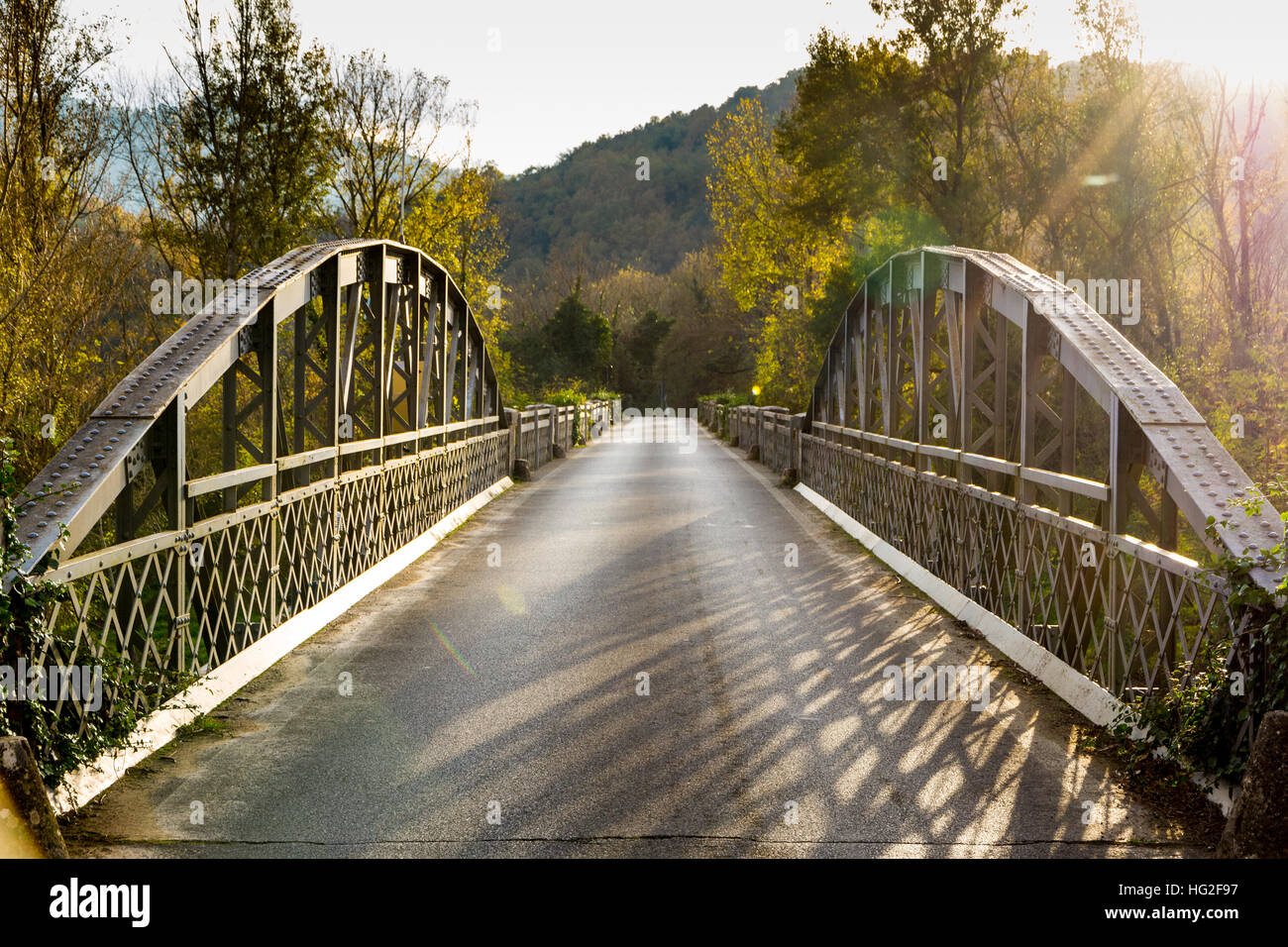 Vecchia strada di acciaio ponte sul fiume Merse in Italia Foto Stock