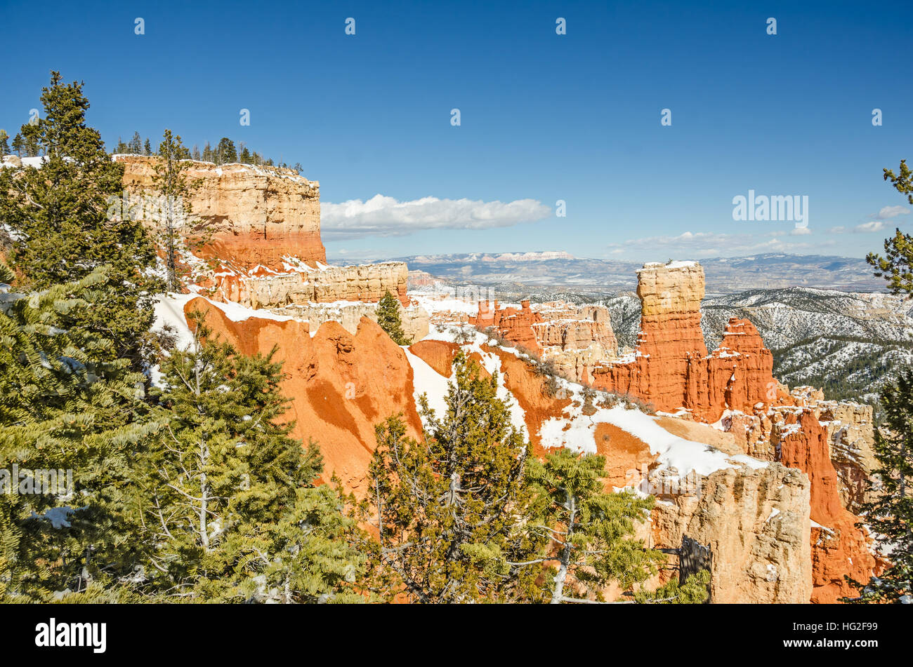 Vista del Parco Nazionale di Bryce Canyon dal punto di Ponderosa in una fantastica giornata invernale Foto Stock