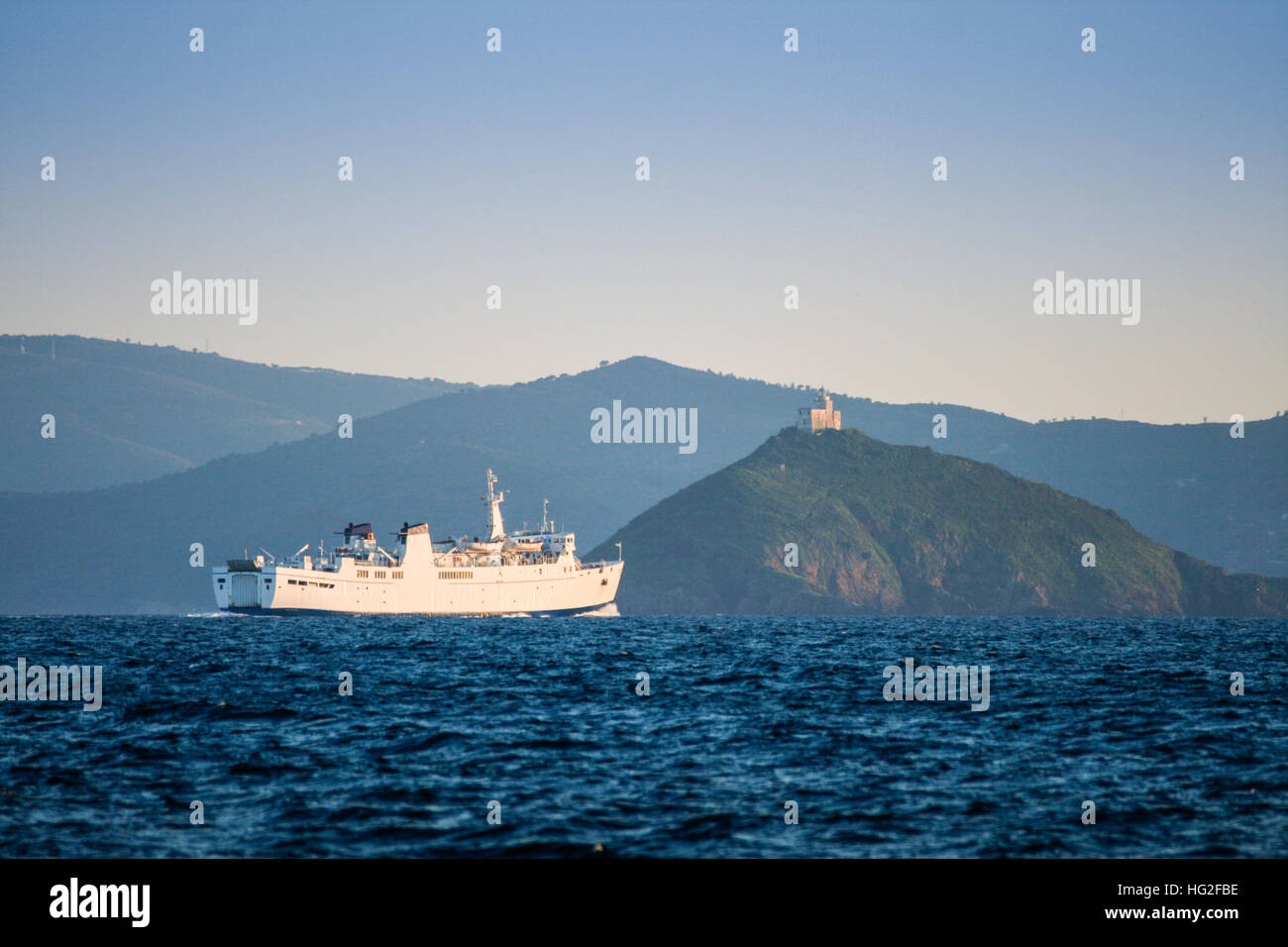 Traghetto nel canale di Piombino voce a Portoferraio nell'Isola d'Elba, Italia Foto Stock