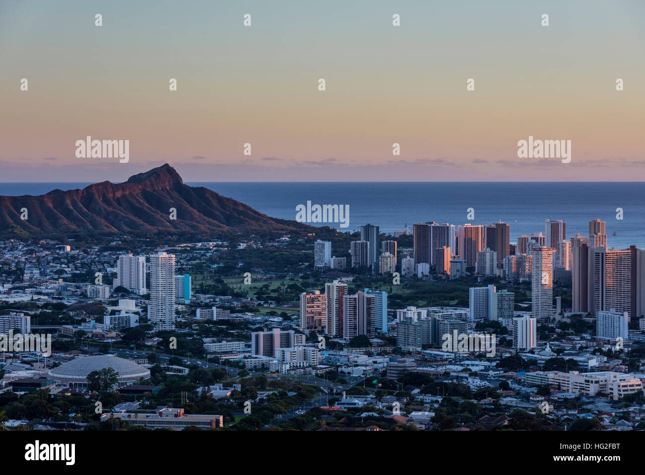 Ultima luce scintillante sulle torri in Waikiki da Tantalo Drive si affacciano a Honolulu. Foto Stock