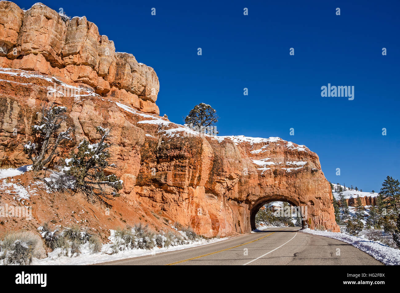 Tunnel con ghiaccioli in rosso Canyon su Scenic Byway 12 in Utah su un cielo blu, giornata invernale Foto Stock
