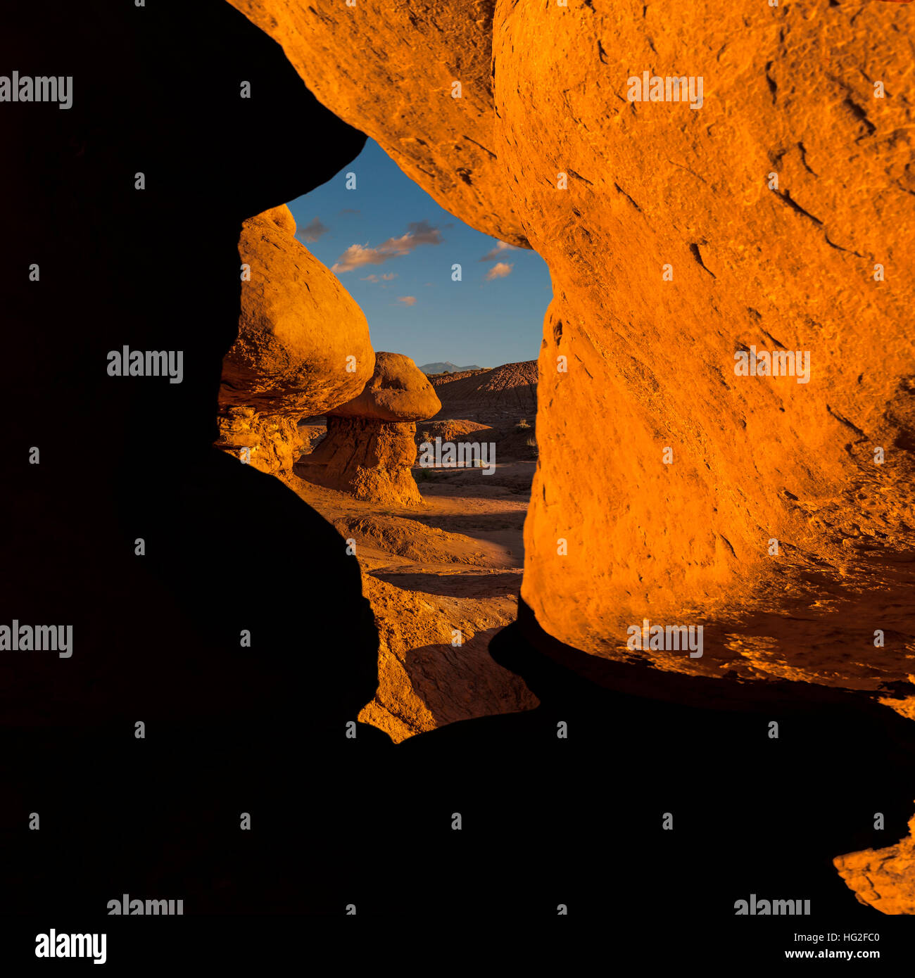 Goblin Valley State Park.A guardare attraverso il buco della serratura immagine del fungo Goblin di arenaria che popolano il parco. Foto Stock