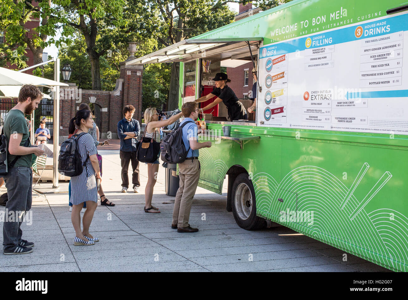 Studente acquistare alimenti da carrelli di cibo in Harvard Square, Harvard Square, Cambridge, Massachusetts Foto Stock