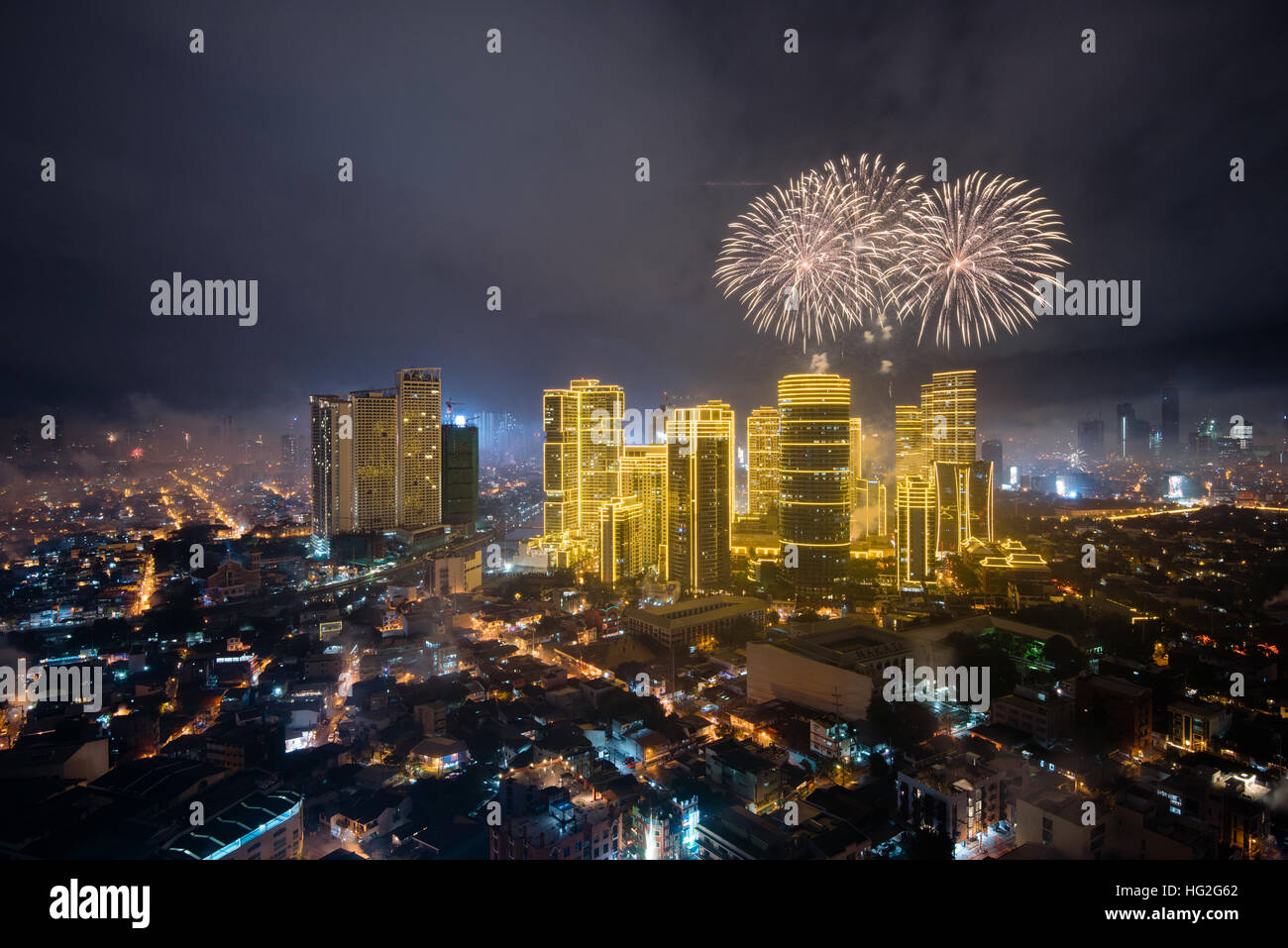 Manila, Filippine - Jan 1, 2017: Fuochi d'artificio vigilia di capodanno a (2017 gen. 1) a Manila nelle Filippine. Foto Stock