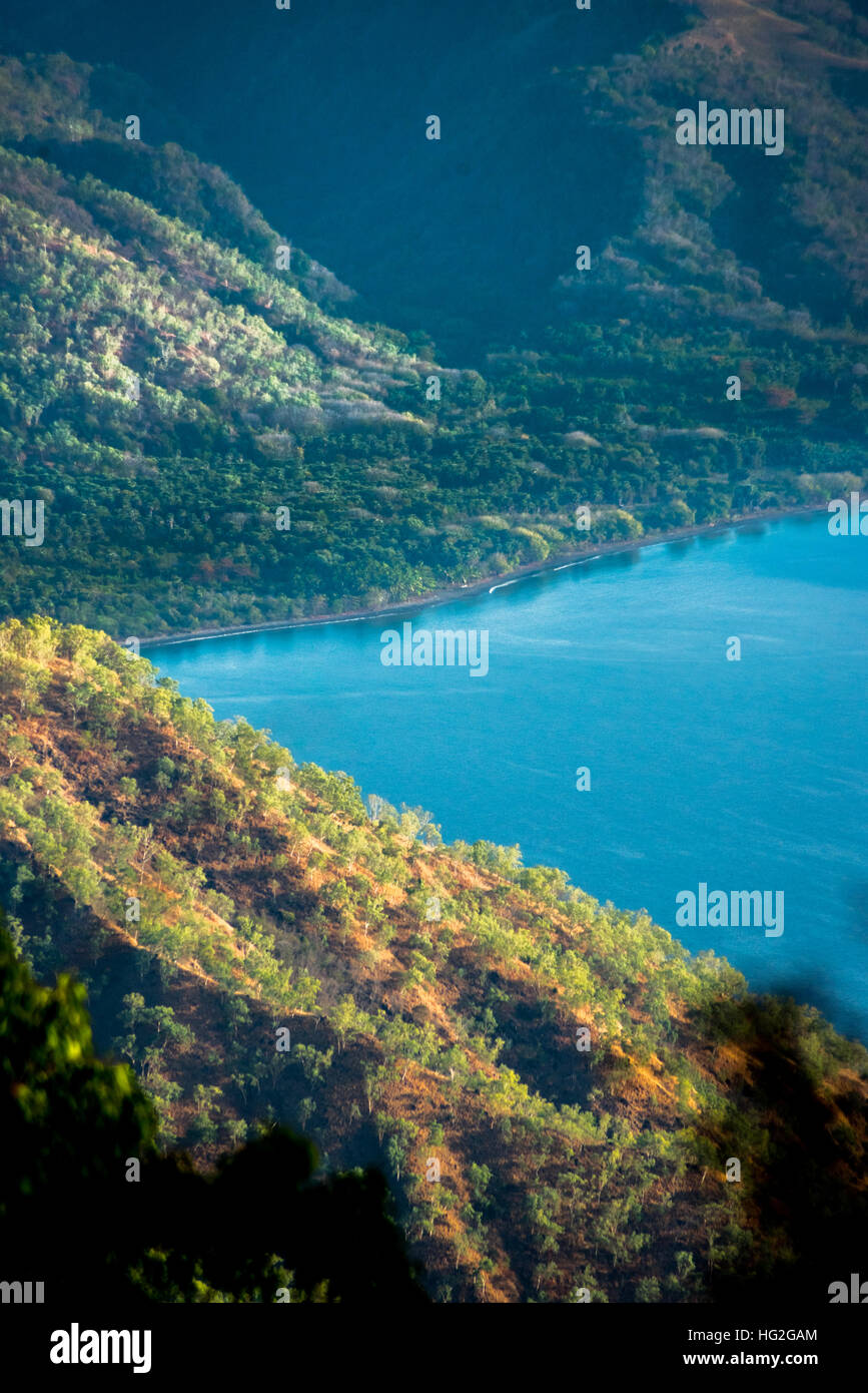 La costa di Atadei è vista dal Monte Mauraja vicino alla costa meridionale dell'isola di Lembata a Lembata, Nusa Tenggara orientale, Indonesia. Foto Stock