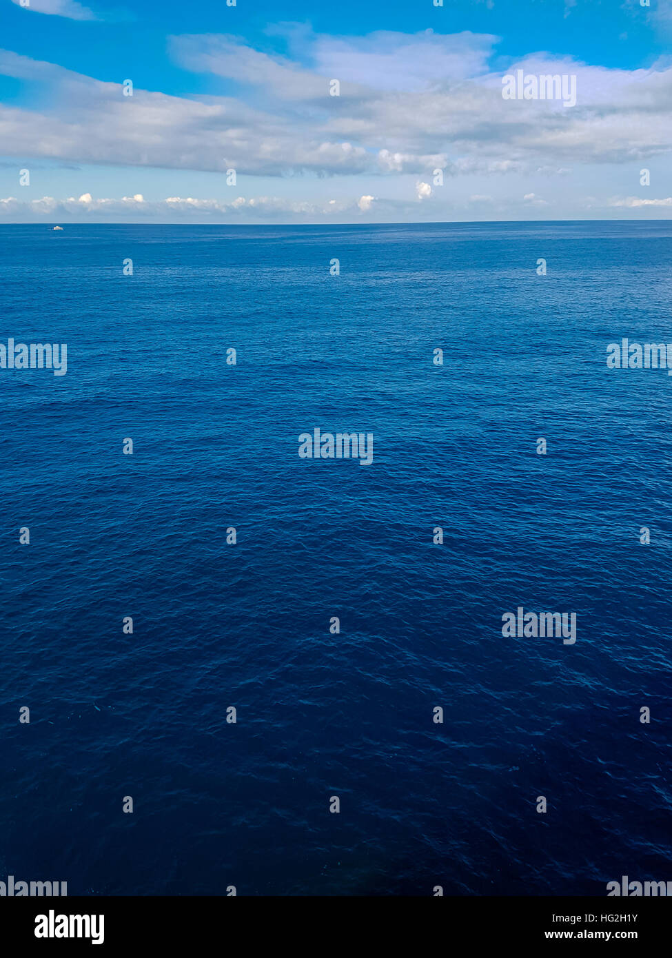 Vista sul mare ligure da Manarola a Cinque Terre, Italia Foto Stock