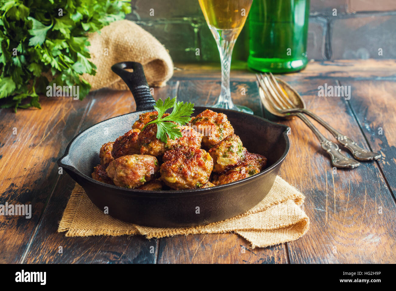 In casa arrosto di manzo polpette di carne in ghisa padella sul tavolo di  legno in cucina Foto stock - Alamy