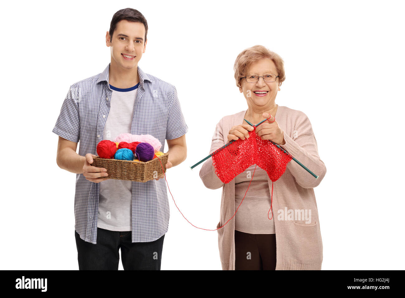 Giovane uomo aiutando una matura lady knit isolati su sfondo bianco Foto Stock