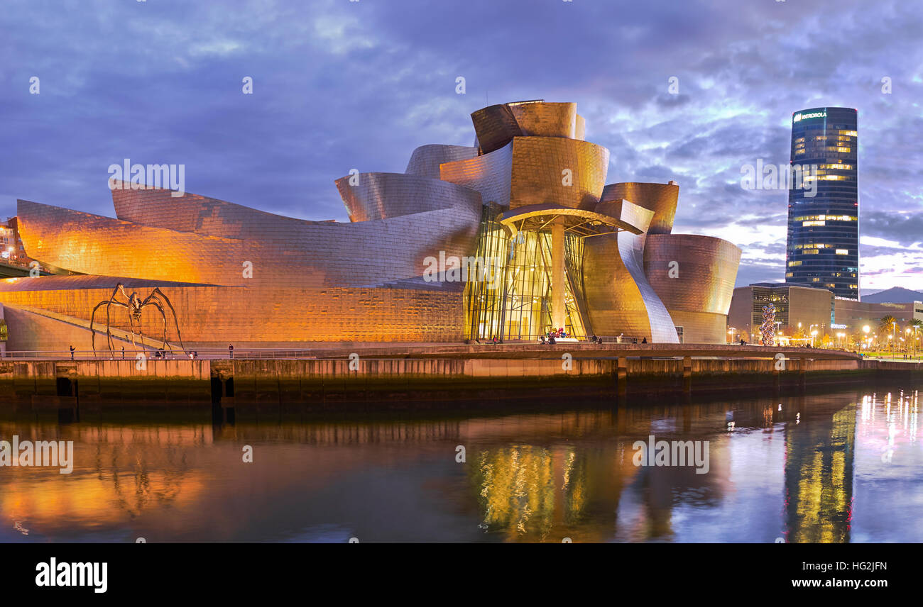 Bilbao, Spagna. Il 28 dicembre, 2016. Vista panoramica del Guggenheim Museum e Torre Iberdrola Foto Stock