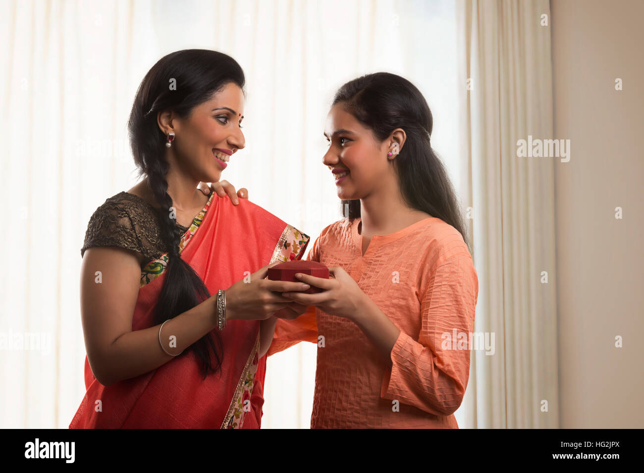 Indian madre e figlia azienda dono portagioie Foto Stock