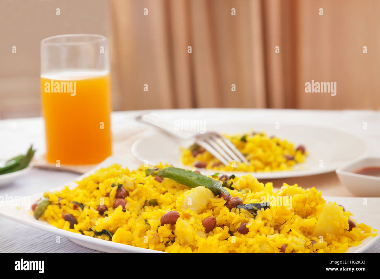 Colazione indiana poha e succhi di frutta Foto Stock
