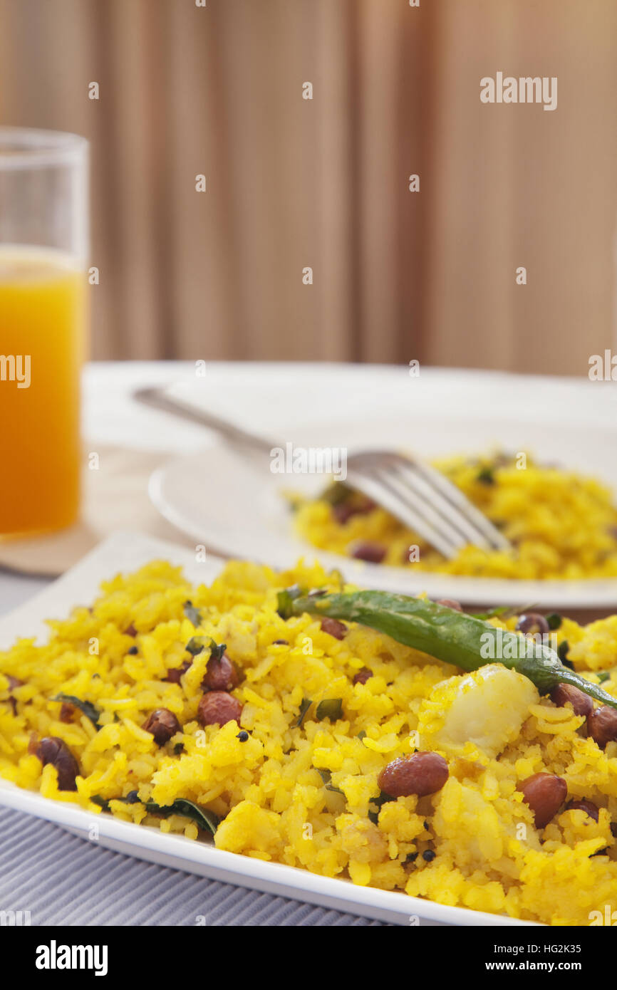 Colazione indiana poha e succhi di frutta Foto Stock