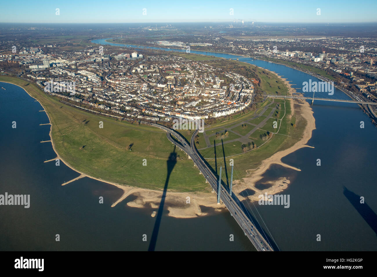 Vista aerea, Rheinkniebrücke che si affaccia sul Reno piega di Oberkasselmit ombra di la torre TV di Dusseldorf, Renania,Ruhr aeria Foto Stock