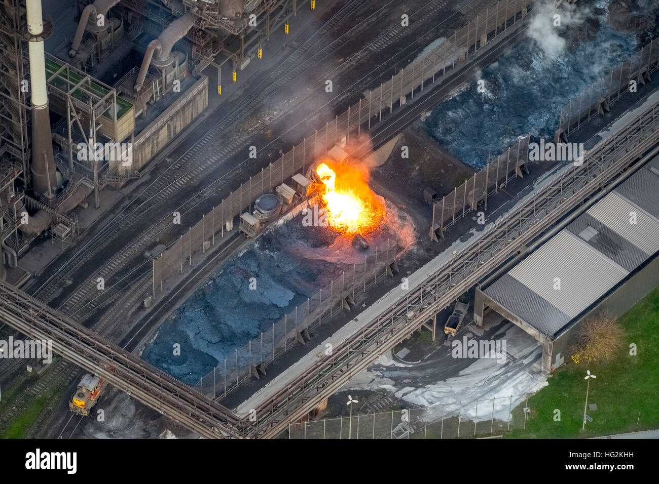 Vista aerea, scoria incandescente, impianto siderurgico ThyssenKrupp Steel, siderurgico, Duisburg, Ruhr aeria, RENANIA DEL NORD-VESTFALIA, Germania, Foto Stock